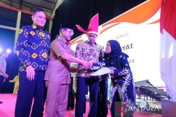 Wamen ATR/BPN menyerahkan 500 sertifikat tanah kepada masyarakat Gowa