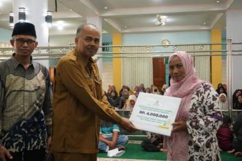Baznas Padang Panjang salurkan zakat akhir tahun sebanyak Rp 200 juta