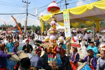 Kafilah Pariaman tampilkan Hoyak Tabuik saat pawai MTQ Sumbar