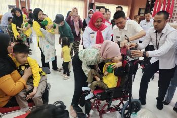 Pemkot Bandarlampung serahkan 37 kursi roda untuk anak disabilitas