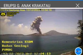 Gunung Anak Krakatau kembali erupsi setinggi 757 meter