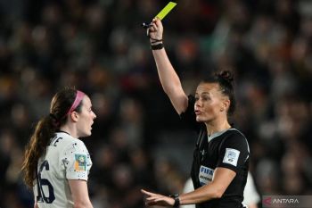 Rebecca Welch menjadi wasit perempuan pertama di Liga Inggris