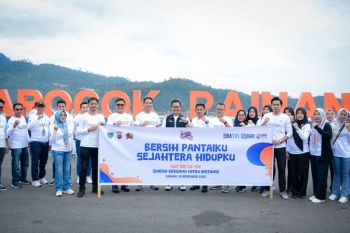 Peduli lingkungan, BRI Painan bersihkan Pantai Carocok