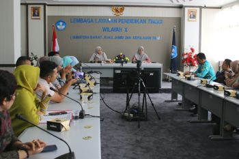 Kepala LLDIKTI Wilayah X serahkan SK penggabungan PTS dan pembukaan Prodi