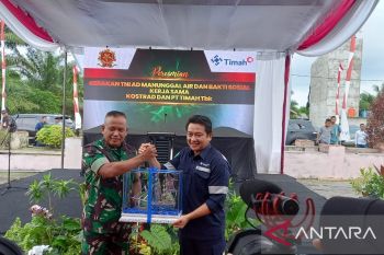 Pangkostrad - Dirut PT Timah serahkan ratusan paket sembako di Dusun Beriga