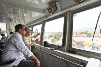 Minister visits Ketapang, Gilimanuk ports to review holiday readiness