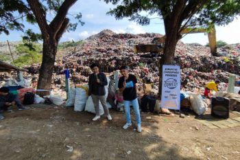 Belasan komika gelar aksi "open mic" di TPA Mrican Ponorogo