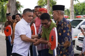 Pemkot Palu berikan bantuan ambulans ke lima kelurahan