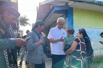 Ganjar disuguhi "tempe kemul" khas Wonosobo ketika menginap di rumah warga