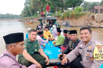 Polisi Rohil susuri sungai untuk sosialisasikan pemilu damai