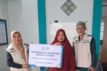 Berbagi kebahagiaan, YBM PLN UP3 Payakumbuh salurkan bantuan pendidikan dan modal usaha