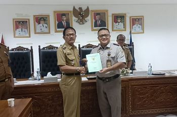 BPN serahkan 75 sertifikat BMD kepada Bupati Pesisir Barat
