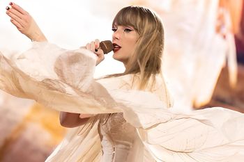 Taylor Swift terlihat "cuek" saat dicemooh para penonton pertandingan football