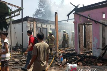 Si jago merah melahap delapan rumah kontrakan di Pondok Kelapa