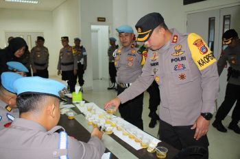 Pejabat Polda Sulteng jalani tes urine deteksi dini penyalahgunaan narkoba