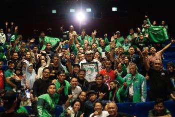 Ndarboy Genk nobar film Srimulat bareng ratusan Mitra Pengemudi Grab di Yogyakarta