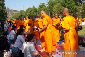 Ratusan peserta Pabbajja Samanera melakukan pindapatta di Borobudur