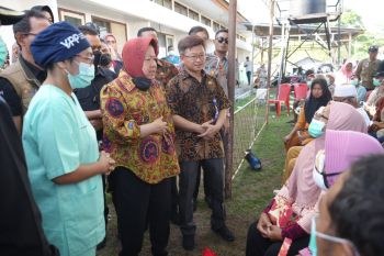 Fasilitas RS minim, Mensos Risma rujuk pasien katarak Pulau Buru Maluku ke Makassar