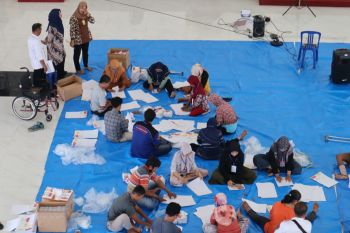KPU  Kudus libatkan difabel untuk sortir dan lipat surat suara