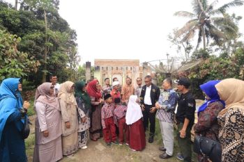 Pj Wako Payakumbuh serahkan bantuan korban kebakaran