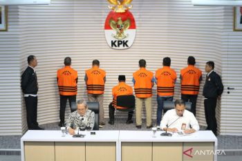 Penyidik KPK menyita data aliran uang saat geledah rumah Abdul Ghani Kasuba