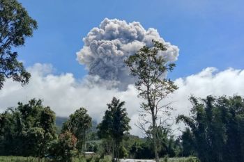 Gunung Marapi di Sumbar kembali erupsi dengan skala besar