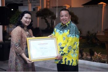 Kemenkumham Lampung menyerahkan piagam penghargaan kepada 12 kabupaten/kota peduli HAM