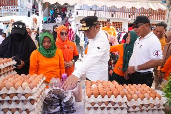 Pj Gubernur Sulsel pantau harga pangan di Pasar Cekkeng Bulukumba