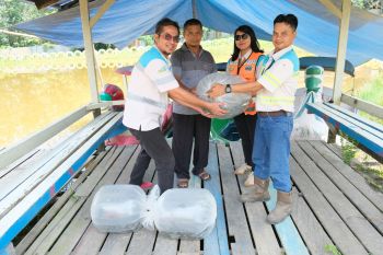 Adaro salurkan 1.500 bibit ikan Nila untuk Taman Menanti Laburan