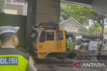Truk laka tunggal di Palembang  hantam tiang LRT