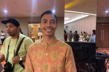 Atlet triathlon Sumsel Jauhari Johan meraih penghargaan dari Lintas Politika Indonesia
