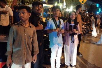 HMI Jayapura bagikan 1.000 bunga ke umat Kristiani saat malam kudus Natal