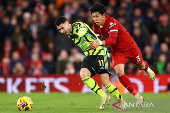 Arne Slot: Wataru Endo akan absen dalam waktu yang lama