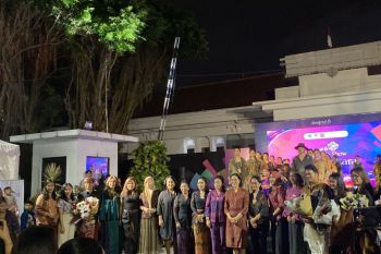 Wastra Bali jadi daya tarik peragaan busana Swarnakara