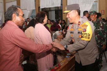 Ribuan umat Katolik di Belu mengikuti perayaan misa Malam Natal