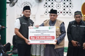 Direksi dan pegawai BRK Syariah di Bangking salurkan program kemitraan