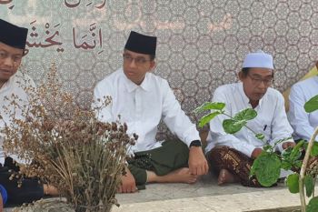 Anies Baswedan ziarah ke makam KH Bisri Mustofa