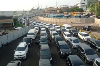 Kendaraan roda empat dari Merak ke Bakauheni capai 4.964 unit.