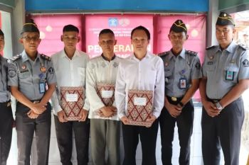 Tiga narapidana di Rutan Kraksaan Probolinggo terima remisi Natal
