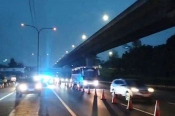 Sistem satu arah di Tol Cipali ditunda dan petugas terapkan contraflow di Tol Japek