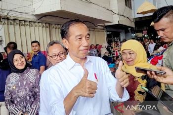 Presiden Jokowi mengacungkan dua jempol untuk Banyuwangi