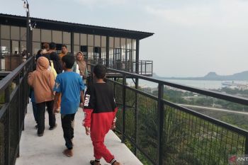 Pemudik libur Natal serbu pusat oleh-oleh di BHC