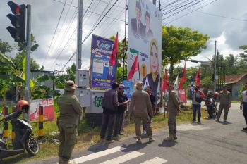 Bawaslu Kulon Progo menertibkan 450 APK peserta Pemilu 2024