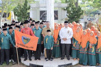 Bupati Rusma Yul Anwar lepas kafilah MTQ Nasional Ke 40