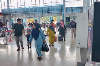 Penumpang pejalan kaki padati dermaga reguler Pelabuhan Bakauheni