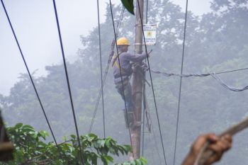 Perbaikan kabel jaringan listrik pascabencana alam di Limapuluh Kota