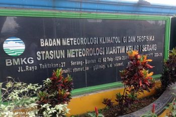 Banten dilanda hujan lebat disertai angin kencang jelang malam tahun baru