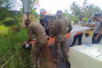 Bawaslu dan KPU Kulon Progo tertibkan bendera parpol