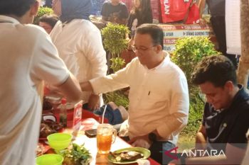 Anies bersama keluarga merayakan malam tahun baru di Malioboro