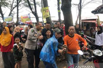 Pedagang di Pantai Istana Presiden di Sukabumi pingsan di sambaran petir